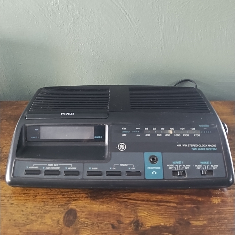 Vtg General Electric 7-4664A AM/FM Stereo Dual Alarm Clock Radio- Tested
